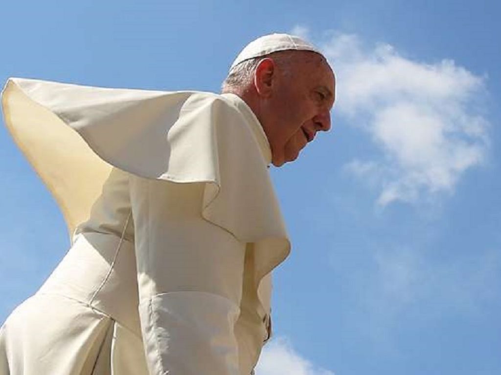 Papa Francesco recita l’Angelus dal Gemelli: “Servizio sanitario bene prezioso. Il mio apprezzamento ai medici e a tutti gli operatori sanitari”