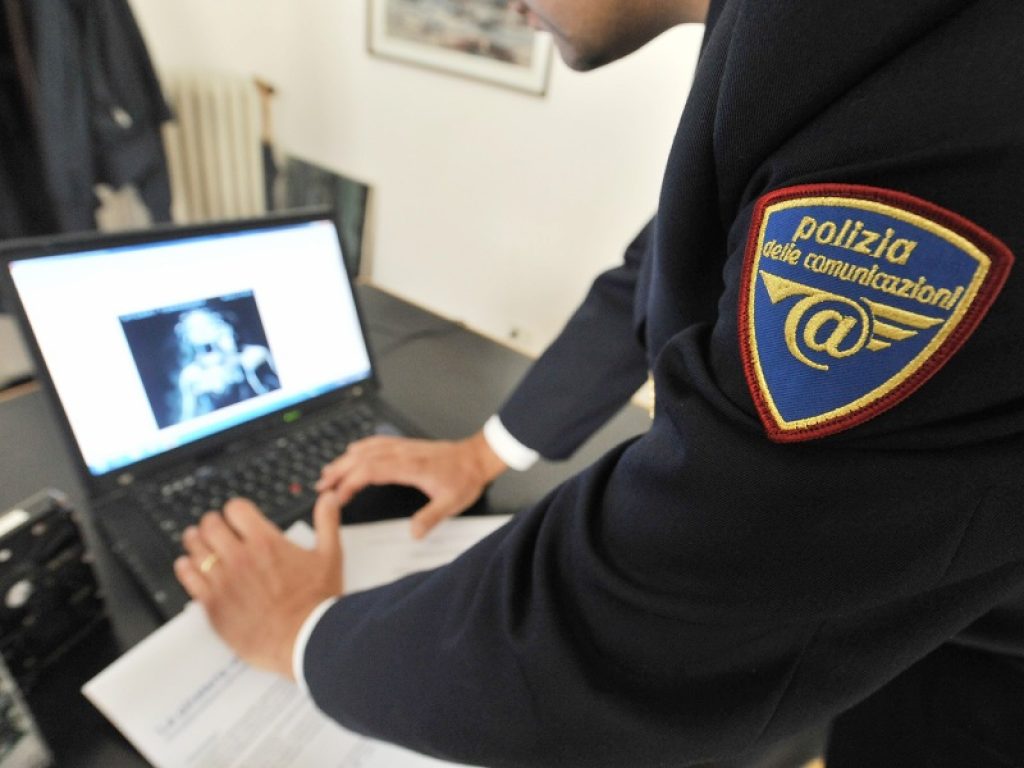 La Polizia di Aosta scopre vasto giro di prostituzione con minori che ricevevano dai 50 ai 200 euro dopo essere stati adescati online: tre persone in carcere