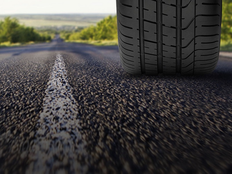 Pneumatici e inquinamento: meno emissioni con le nuove etichette UE che aiutano i consumatori a scegliere le gomme in base a consumo di carburante, aderenza sul bagnato e rumore