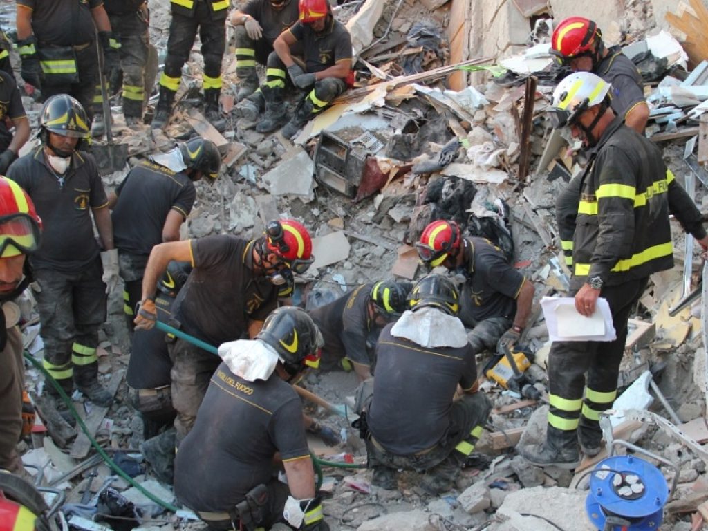 crollo palazzina torre annunziata morti soccorsi cause