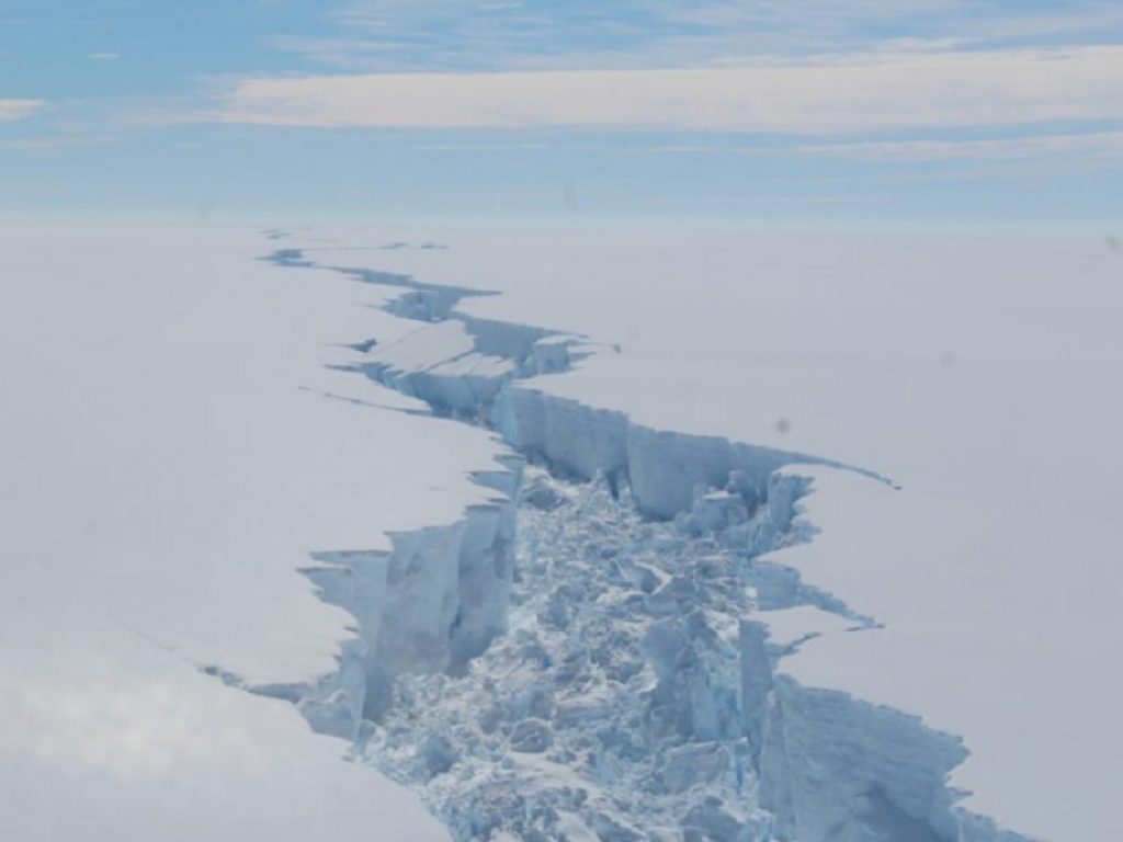 Continua l’emergenza ghiacci al polo sud. Una gigantesca cavità, estesa circa 40 km2 e alta circa 300 metri, si sta aprendo al di sotto del ghiacciaio Thwaites nell’Antartide occidentale