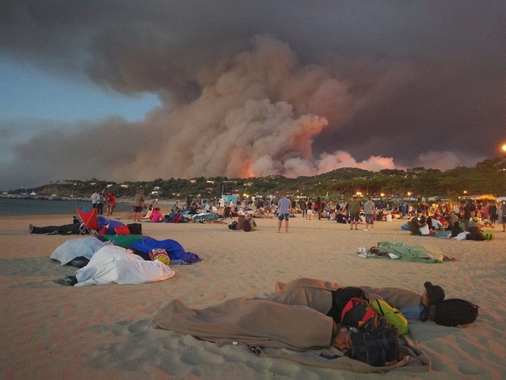 incendi francia costa azzurra oggi turisti