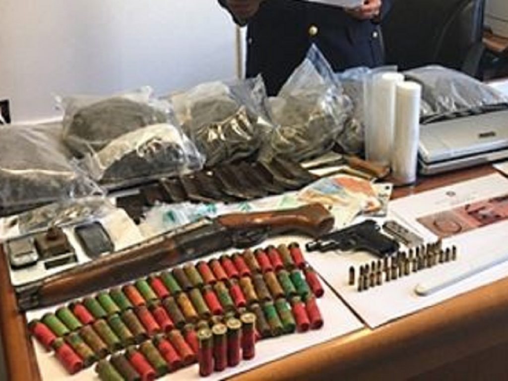 coppia cagliari polizia sequestro esplosivo armi droga
