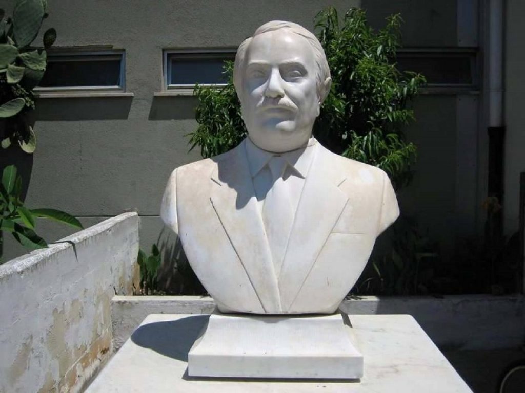 statua falcone scuola quartiere zen palermo