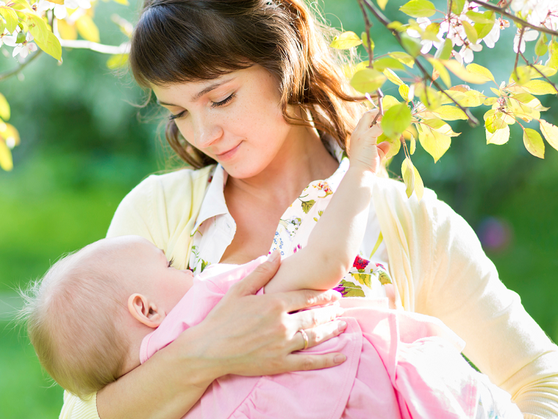 Dal momento migliore per cominciare alla scelta dei cibi: 6 consigli per gestire al meglio lo svezzamento senza avere dubbi e timori