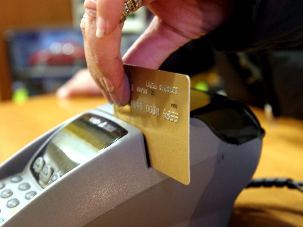 POS obbligatorio per tutte le attività commerciali per consentire i pagamenti con carta o bancomat anche sotto ai 5 euro