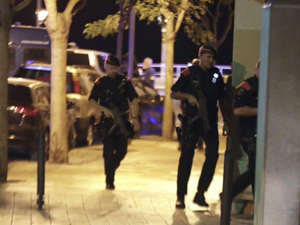 attentato cambrils feriti polizia terrorismo isis