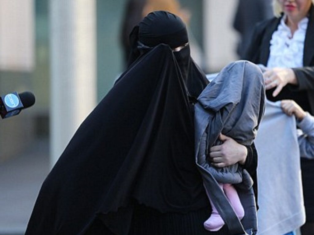 bimba crocifisso londra famiglia musulmana