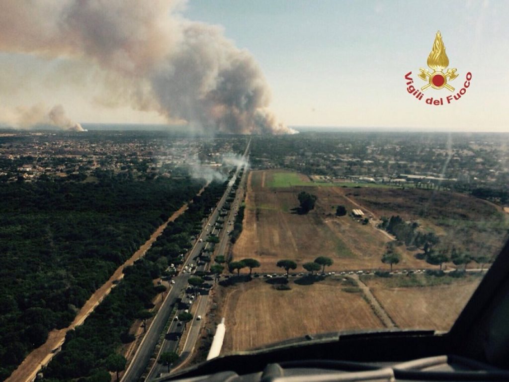 emergenza incendi italia vigili del fuoco pineta castel fusano