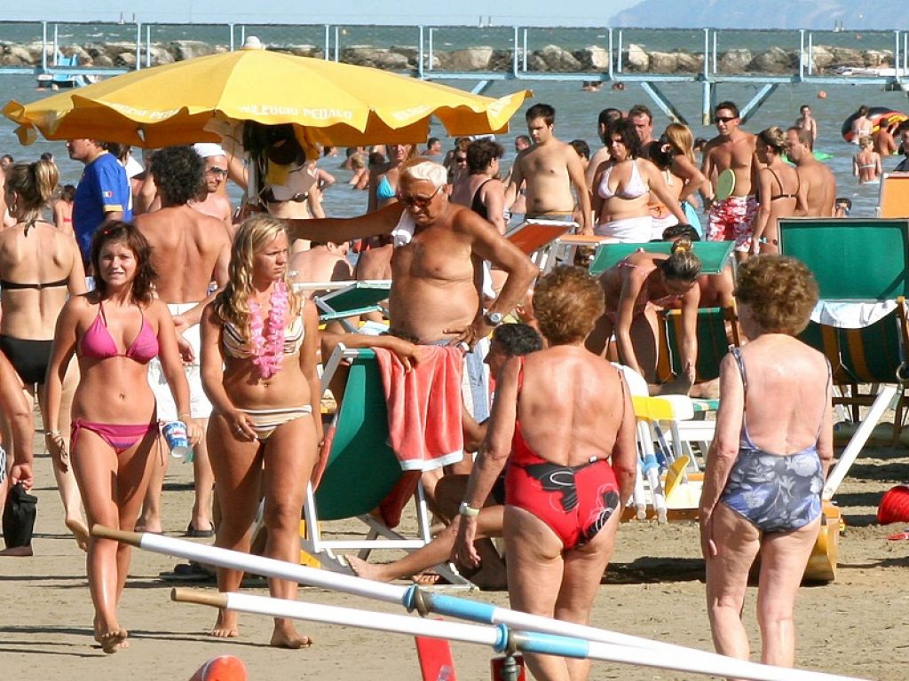 A Ferragosto prenotato l'85% delle camere secondo un'indagine Assoturismo: Sardegna, Liguria e Trentino le mete preferite, bene anche laghi e montagna. Giù le città d’arte