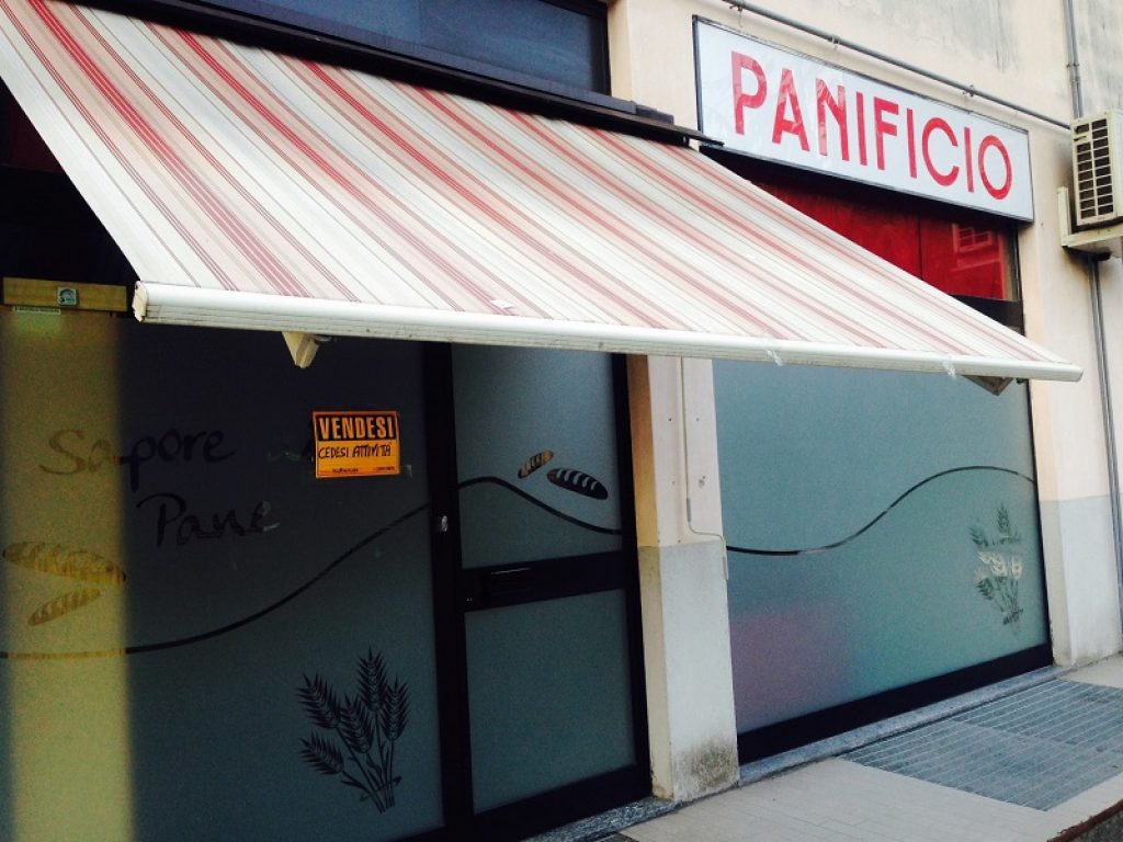 Dati Istat certificano l'ecatombe di piccoli negozi negli ultimi dieci anni. Codacons: "Le chiusure domenicali rischiano di farli scomparire dalle città"