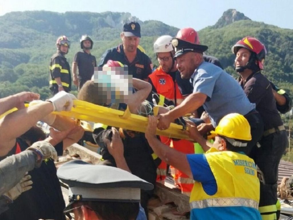 terremoto ischia foto salvataggio bambini vigili del fuoco