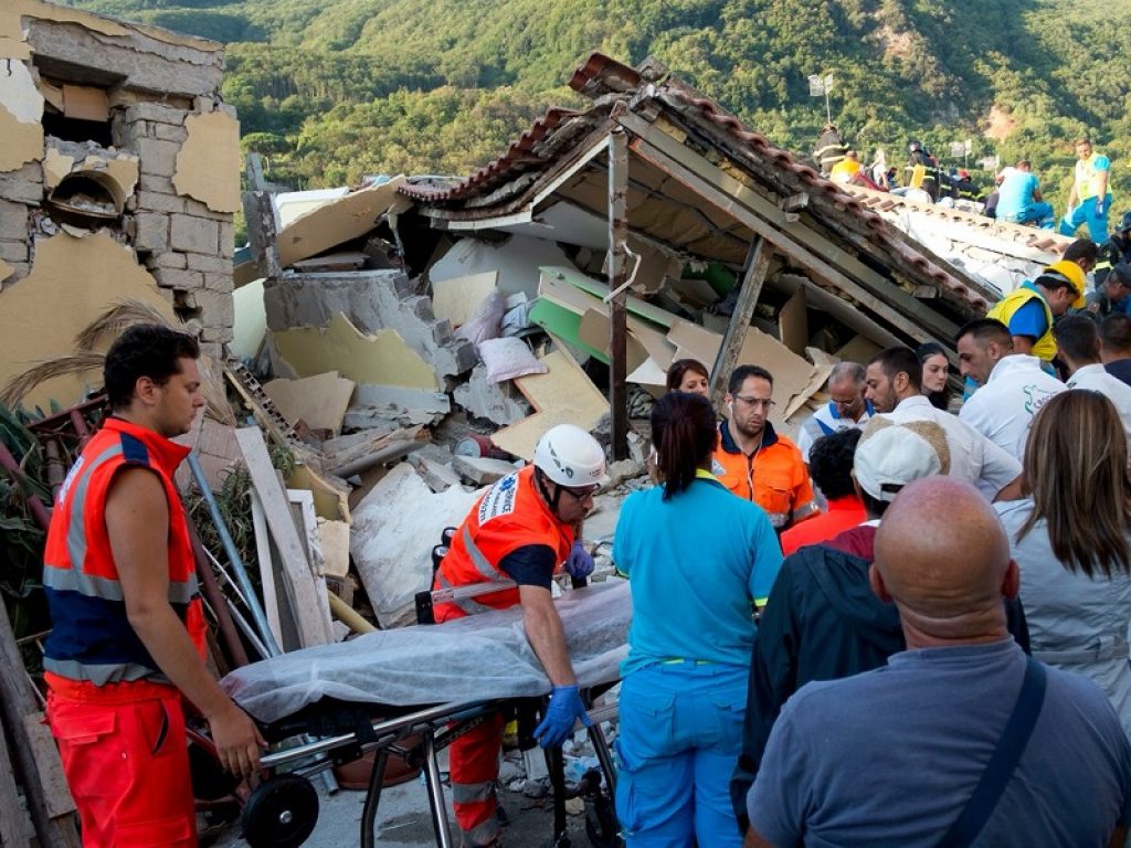 terremoto a ischia bilancio vittime foto news aggiornamenti diretta