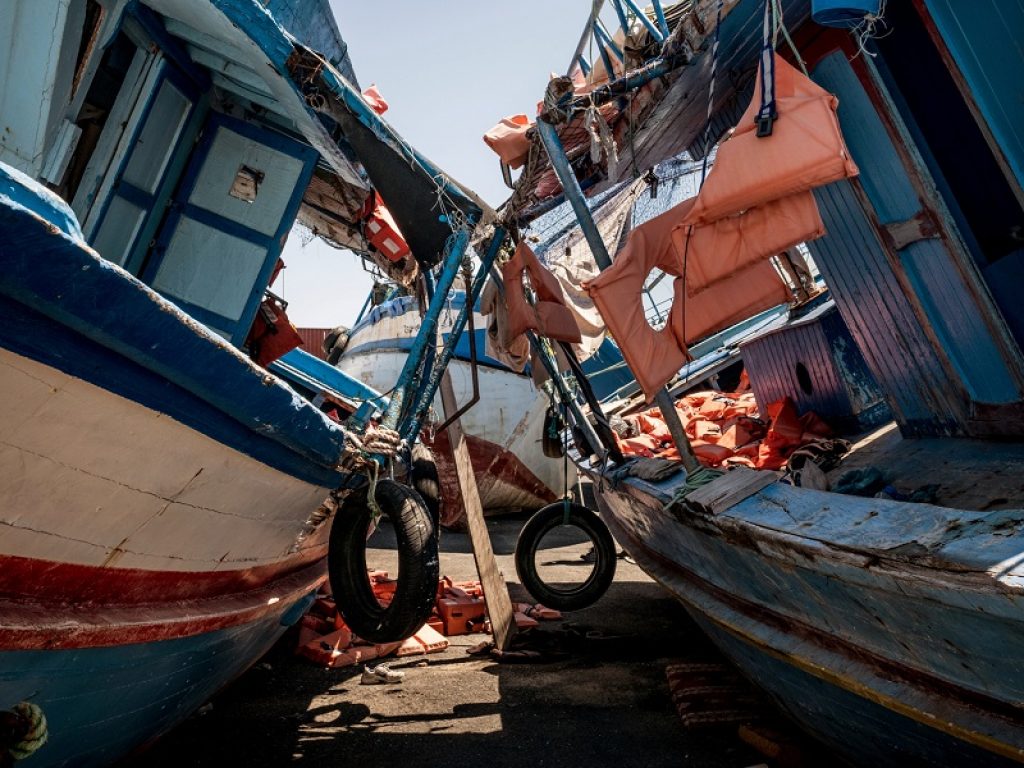 Inquinamento ambientale a Lampedusa, la denuncia di Mareamico in un post su Facebook: “Fondale pieno di barche di migranti”