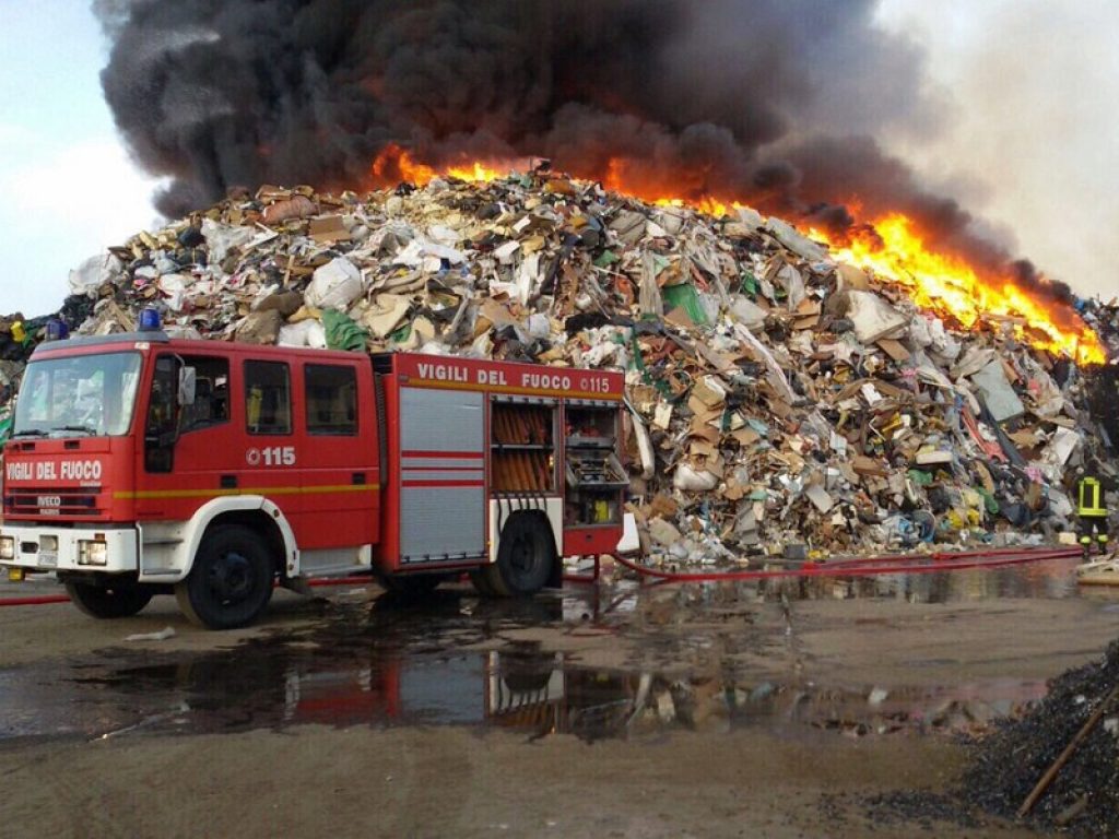 incendio deposito eredi bertè mortara pavia rischio diossina ordinanza comuni nube tossica