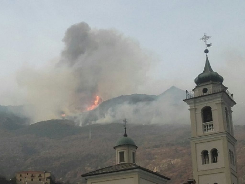 emergenza incendi piemonte lombardia news oggi aggiornamenti vigili del fuoco