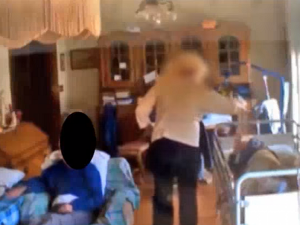 badante rumena a livorno maltratta coppia di anziani denunciata