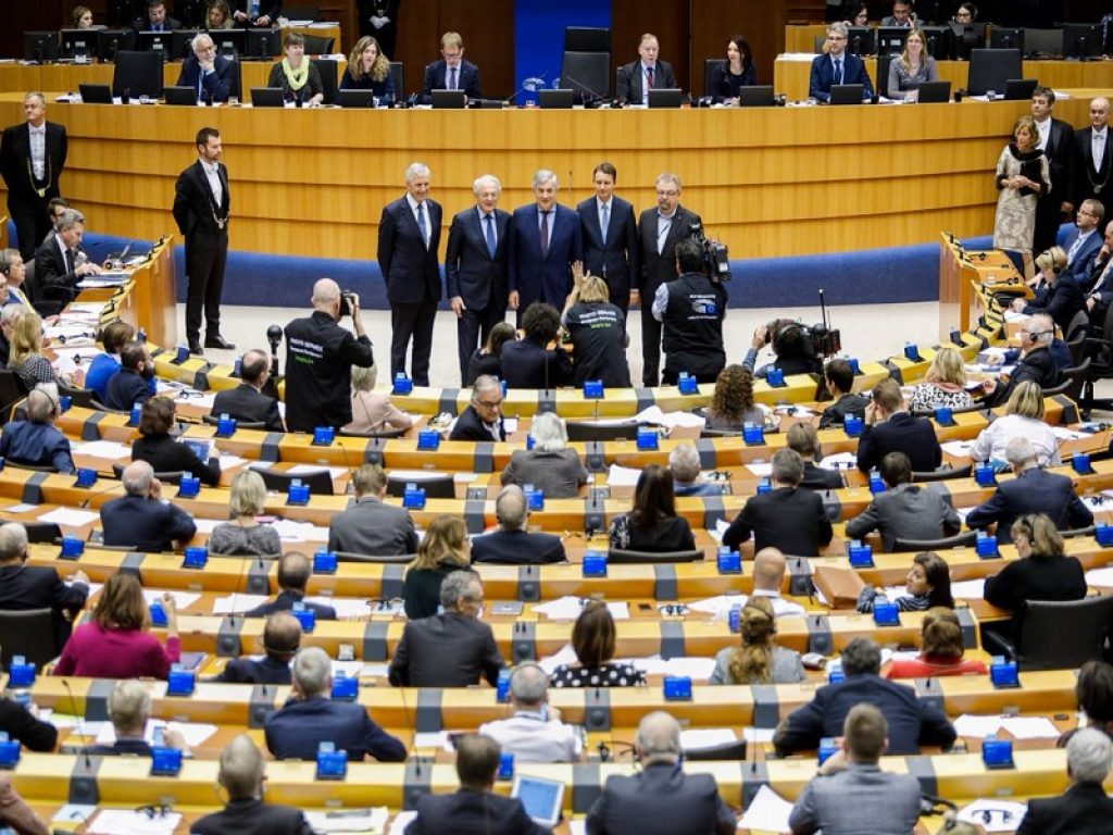 Il Parlamento europeo in plenaria ha approvato il bilancio UE per il 2018: le misure per giovani, crescita economica, sicurezza e clima
