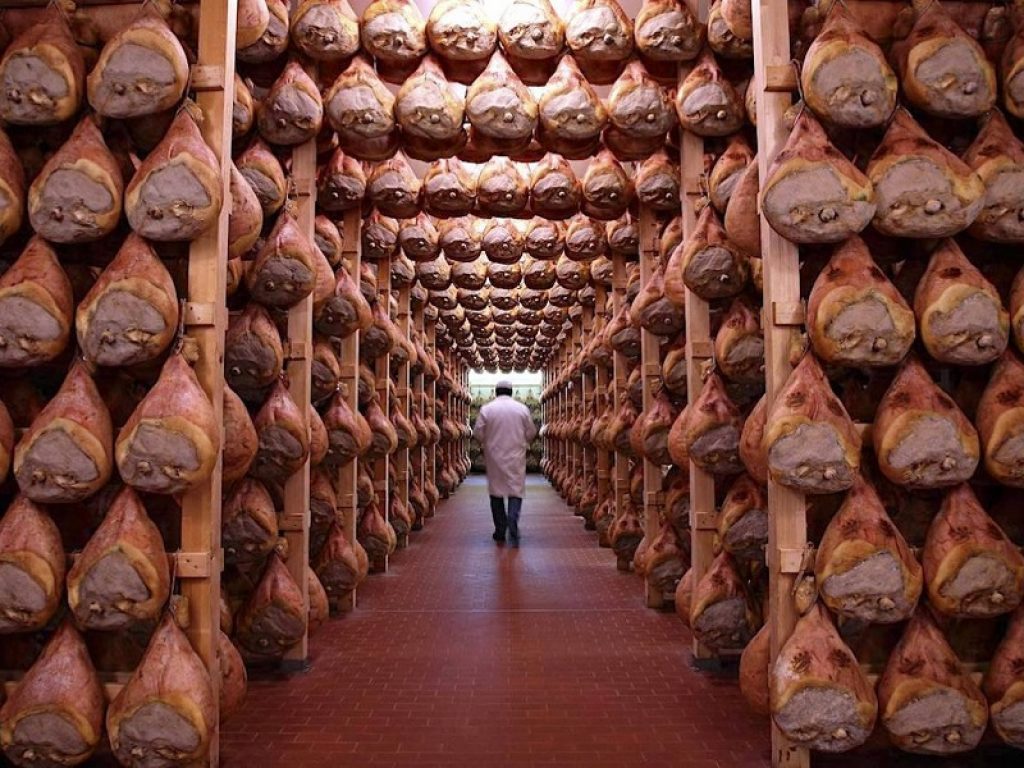 Nuove etichette per prosciutti e altri derivati dai maiali: da metà novembre dovranno indicare Paese di nascita, allevamento e macellazione