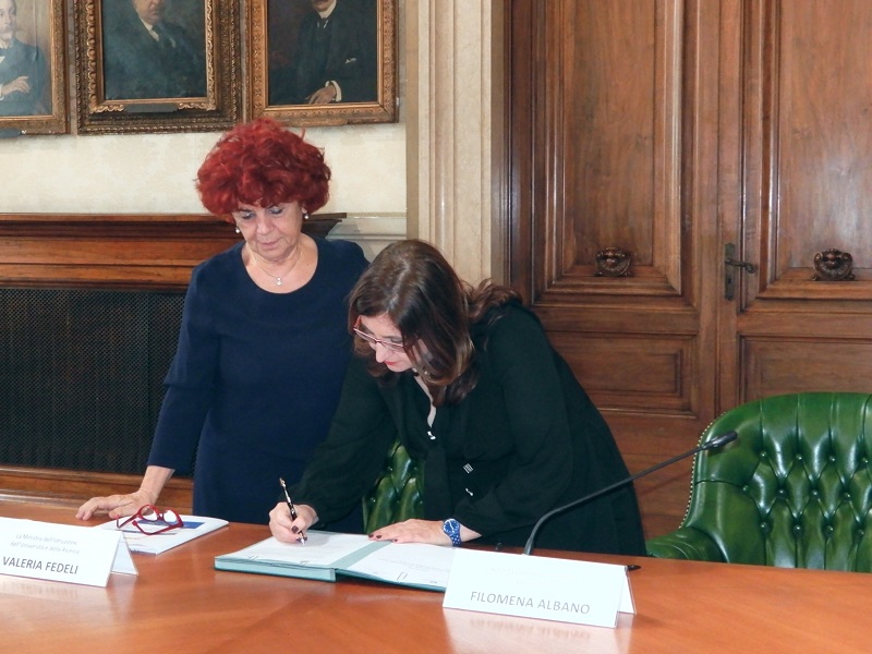 La firma delle Linee guida per gli alunni fuori dalla famiglia di origine