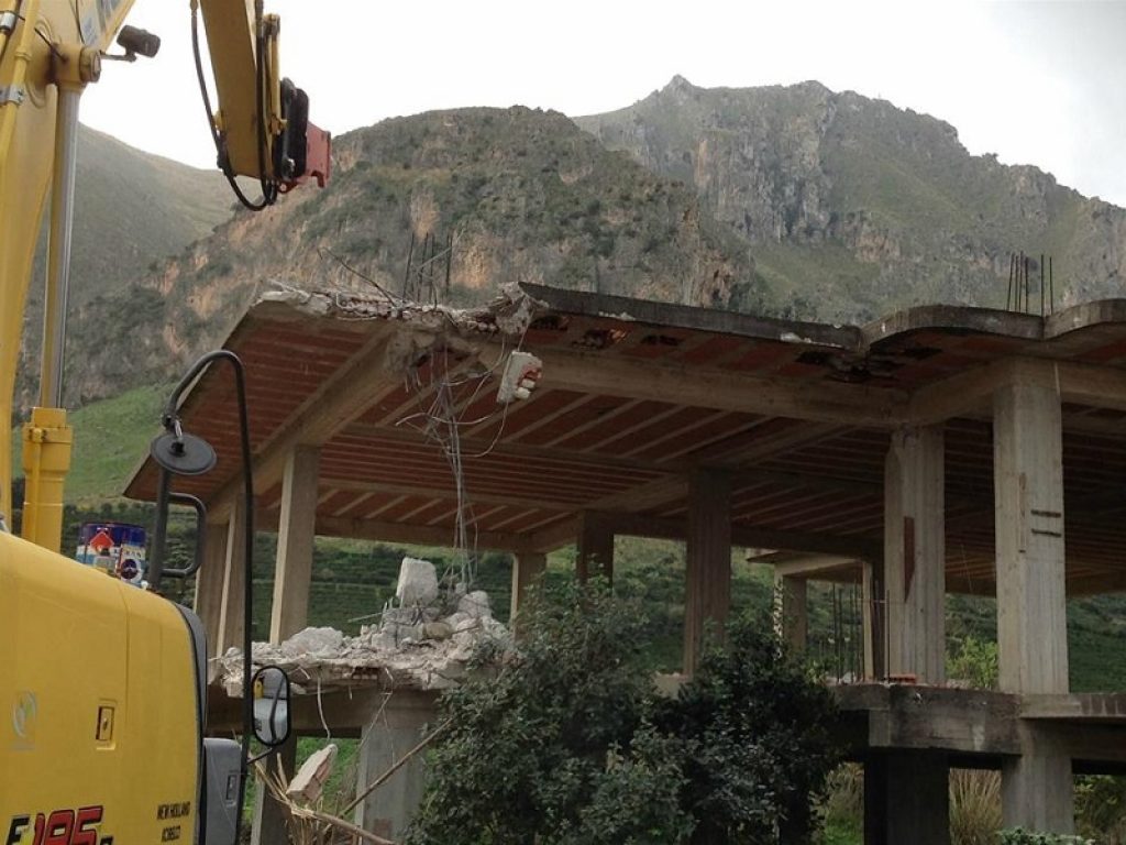 Cantieri in aree vincolate ea rischio dissesto: in Italia secondo l'ultimo rapporto ISPRA il consumo di suolo è inarrestabile. Costruiamo una Piazza Navona ogni due ore