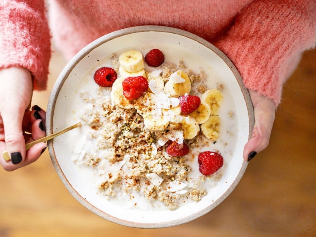 Obesità, per combatterla adulti e bambini devono mangiare cinque volte al giorno: colazione, spuntino, pranzo, spuntino e cena