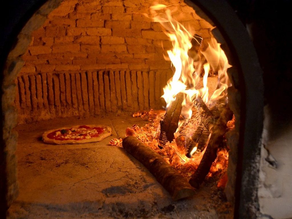 L'arte dei pizzaiuoli napoletani è patrimonio dell'umanità UNESCO: la prima pizza margherita fu cotta nel forno presente all'interno del Giardino Torre nel Real Bosco di Capodimonte. Era il 1889 e la pizza pomodoro e mozzarella prese il nome di margherita