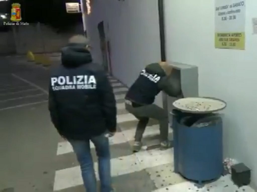 Padre e figlio, rispettivamente di 61 e 27 anni, erano partiti da Agrigento per mettere a segno il colpo alla cassa continua del supemercato