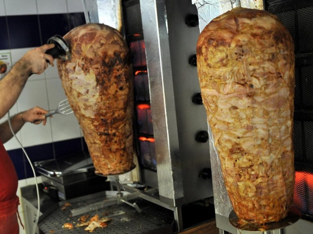 La Commissione europea vuole consentire l'uso di additivi fosfatici nella carne del kebab. Parlamento europeo pronto a bloccare la proposta
