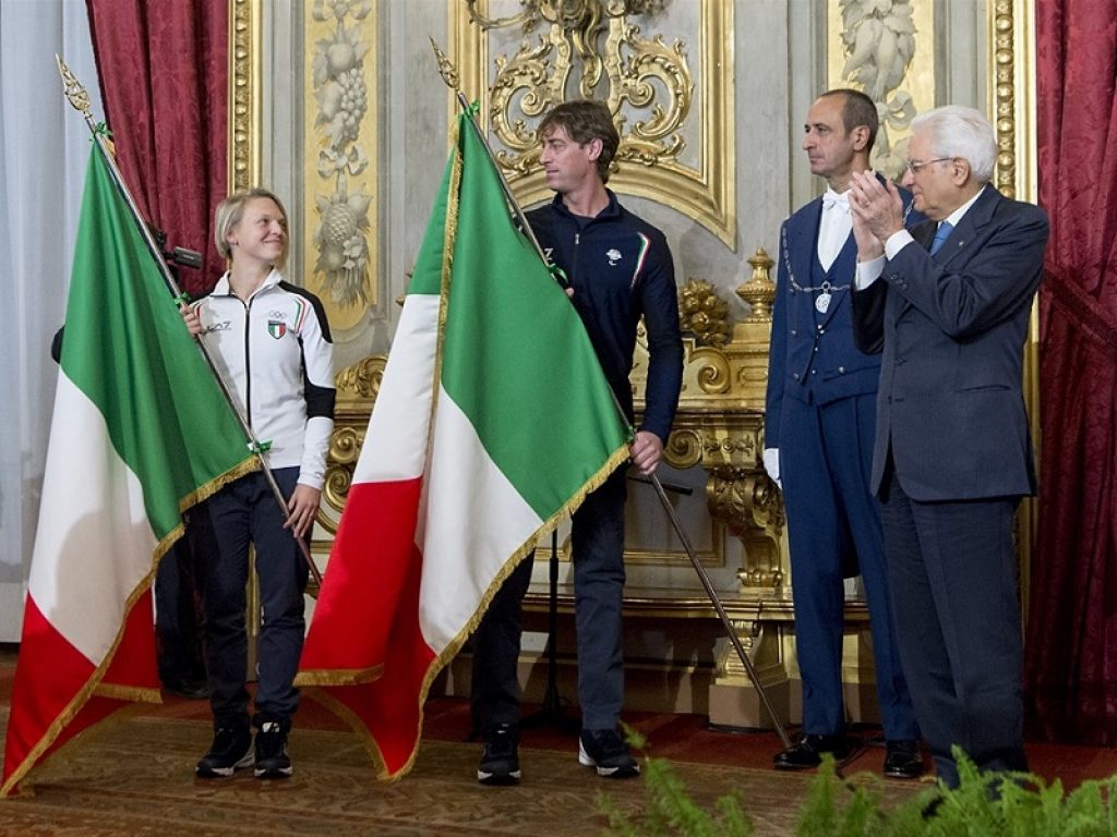 Il Presidente della Repubblica Mattarella ha consegnato ad Arianna Fontana e Florian Planker la bandiera italiana per le Olimpiadi Invernali di PyeongChang