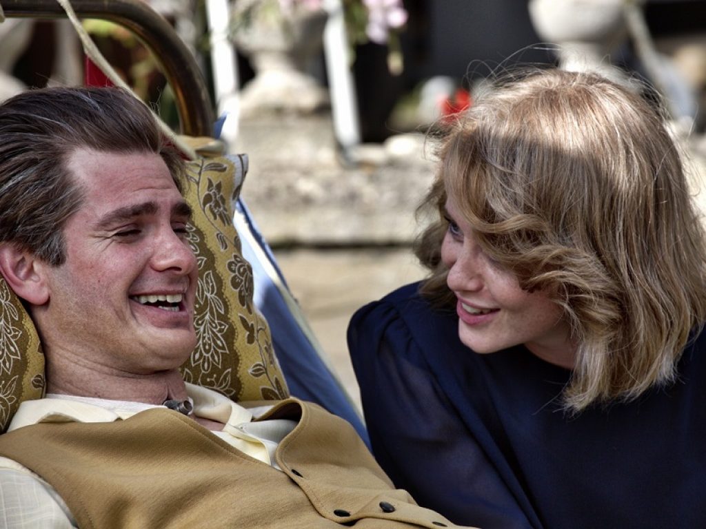 Al cinema arriva Ogni tuo respiro il film che racconta la storia vera di Robin Cavendish, che a soli ventotto anni si ammala di poliomelite, ritrovandosi paralizzato dal collo in giù