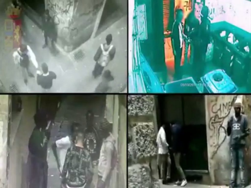 operazione labirinto nel centro storico di genova maxi retata della polizia arrestati 23 pusher