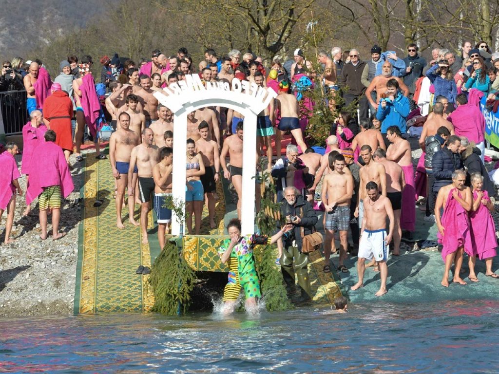 Sono stati 93 i protagonisti del Tuffo della Merla 2018 in Valle di Ledro. Una sfida in condizioni estreme, nelle gelide acque del lago del Trentino