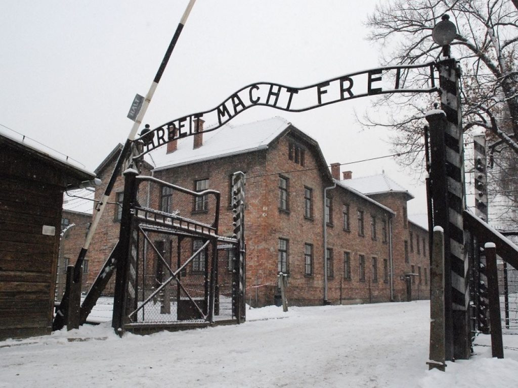Shoah, l'istituto superiore "Europa" di Pomigliano d'Arco cerca fondi per un’app che mostra la realtà dei campi di sterminio a 360 gradi