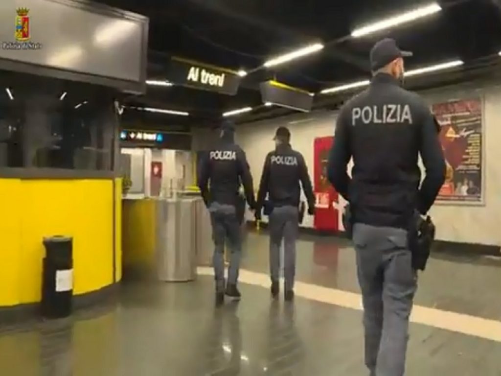 Operazione di Polizia di Stato e Carabinieri a Como: fermata banda di 17 adolescenti accusati di furti in esercizi commerciali o in abitazioni, rapine a danno di coetanei, ricettazione e danneggiamenti