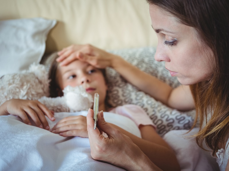 Bimbi e febbre: paracetamolo e ibuprofene sono la prima arma a disposizione del pediatra. La terapia non cambia con il Covid