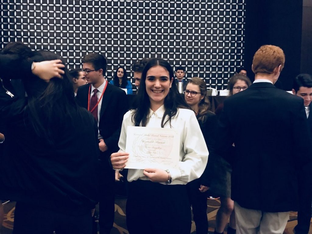 Chiara Bargellesi con la menzione d'onore ricevuta a Boston