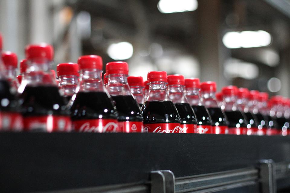 Bottiglie di origine vegetale nel futuro di Coca-Cola: in sviluppo un nuovo imballaggio sostenibile, il progetto è gestito da The Paper Bottle Company (Pabaco)