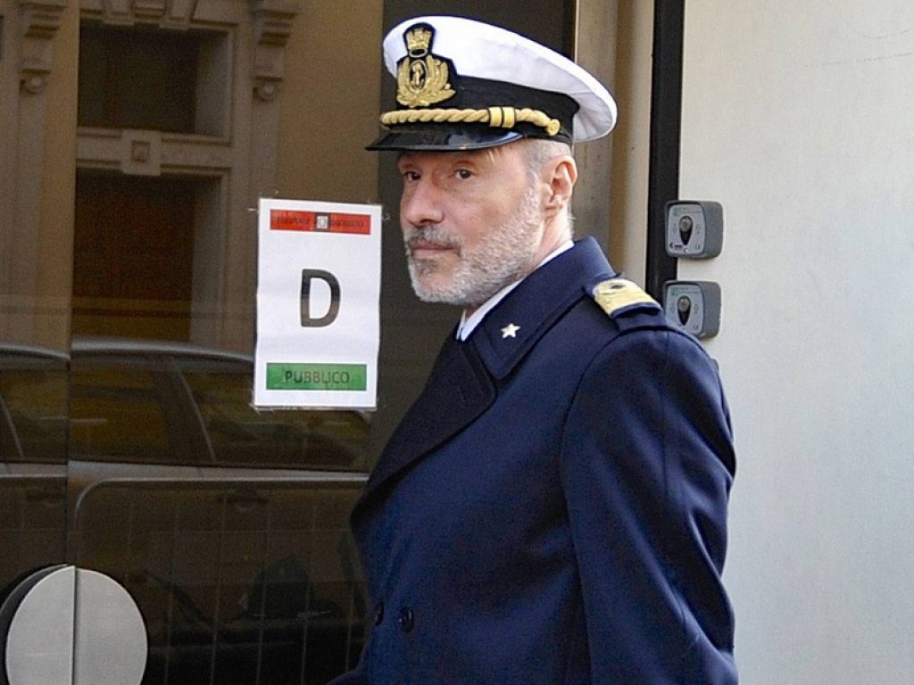 Verso le elezioni politiche: il Codacons boccia le candidature del virologo Roberto Burioni (PD) e del capitano Gregorio De Falco (Movimento 5 stelle)