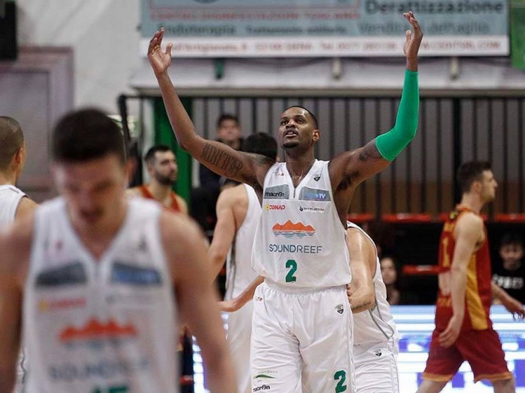 L'americano Devin Ebanks è stato il miglior giocatore del girone Ovest nell'ultima giornata: intervista al lungo della Soundreef Mens Sana