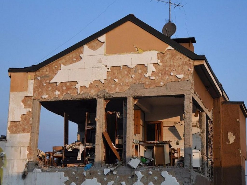 Tragedia sfiorata stamani all'alba a Sesto San Giovanni dove 6 persone sono rimaste ferite per un'esplosione in una palazzina in via Villoresi