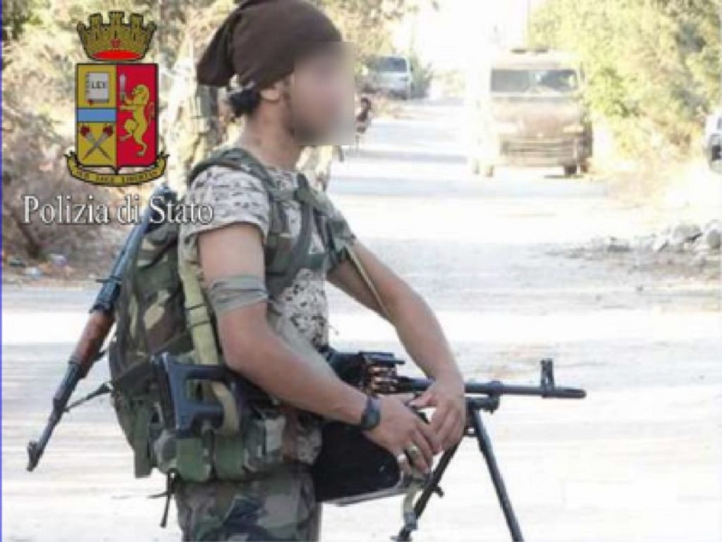 Padre e figlio di nazionalità egiziana sono indagati a Milano per associazione con finalità di terrorismo: il giovane è un foreign fighter che si trova ancora in Siria