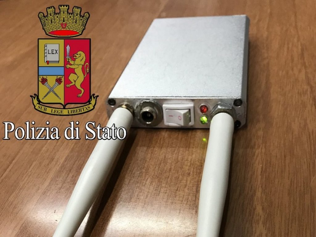 Con un jammer, un disturbatore di frequenze, mette a segno almeno sette colpi nelle aree di servizio autostradali intorno a Milano: denunciati un 46enne albanese e il ricettatore