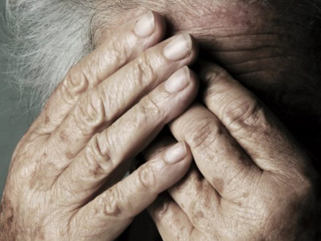 Nuova legge sulle truffe agli anziani: le associazioni dei consumatori puntano il dito sulle lacune nel testo per le prove di reato