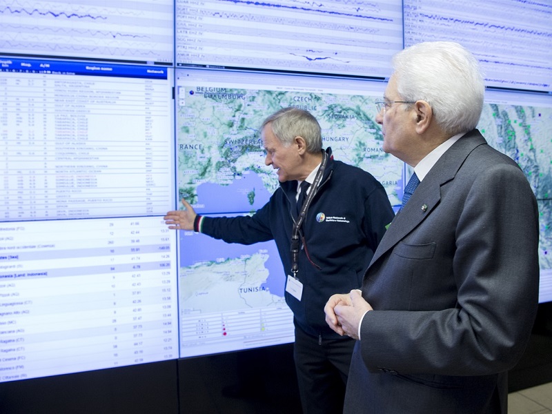 Il Presidente Sergio Mattarella con il Presidente INGV Carlo Doglioni, durante la visita nella sede di Roma dell'Istituto Nazionale di Geofisica e Vulcanologia