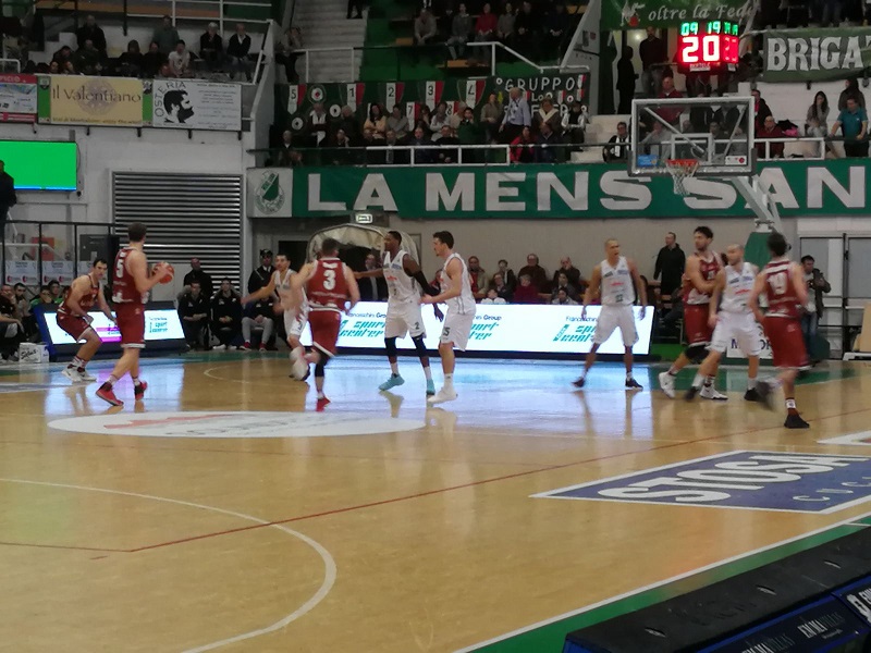 La Soundreef Mens Sana torna a vincere al PalaEstra e, nel match valido per la 18ª giornata del campionato di serie A2 girone Ovest, supera la Lighthouse Trapani 90-76