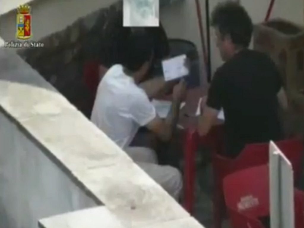 Truffa per permessi di soggiorno: ci sono anche impiegati pubblici e liberi professionisti tra le 24 persone fermate a Pistoia nell’operazione “White wash”