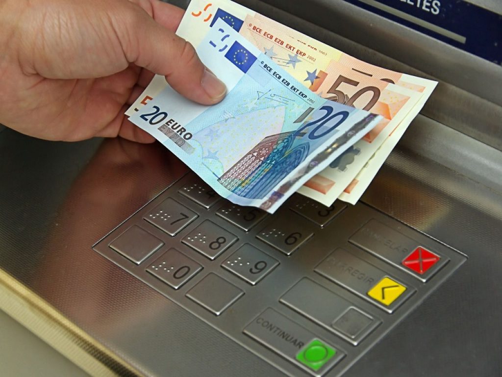 Bancomat: rischio stangata per prelievi agli sportelli. Assutenti lancia l'allarme: penalizzato chi risiede nei piccoli comuni e in aree montane e isolate