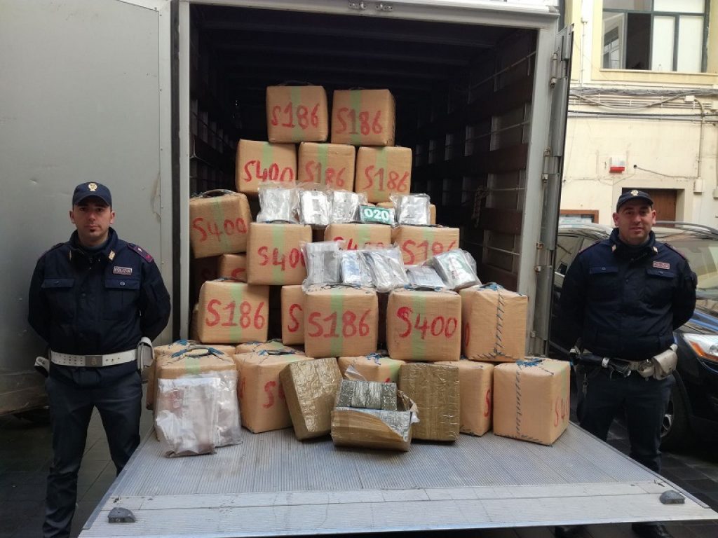 Avrebbe fruttato quasi 10 milioni di euro, una volta immessa sul mercato dello spaccio, la droga sequestrata dagli agenti della Squadra mobile di Palermo