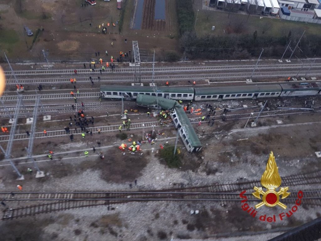 Un treno di pendolari diretto a Milano Porta Garibaldi è deragliato stamani tra Segrate e Pioltello: il bilancio è di almeno due morti e cento feriti